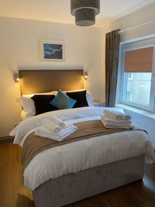 Location, Location - Modern 2 Bed Apt In Killarney Exterior photo